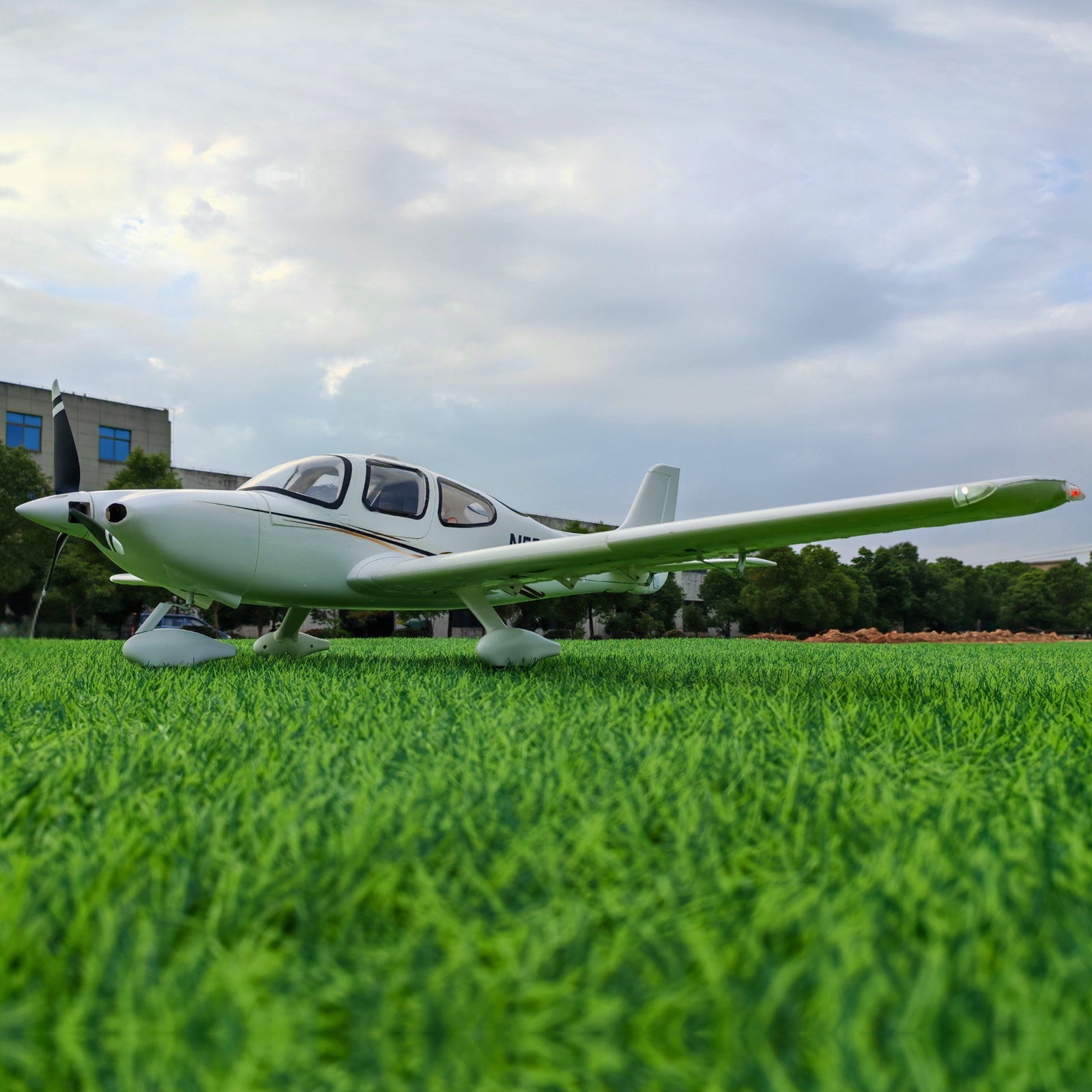 ✨🔄アップグレード！Dynam Cirrus SR22 V3 トレーナー 3S/4S ホワイト RC スケールプレーン 翼幅 1400mm フラップ付き